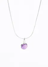 Collar de plata 925 con cadena tipo serpiente y un dije colgante de piedra amatista redonda engarzada.