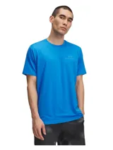 Remera deportiva Under Armour de manga corta, confeccionada en tejido técnico elástico de secado rápido con tecnología infrarroja UA RUSH. Presenta cuello redondo y logo de la marca estampado en el pecho.