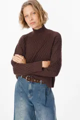Sweater de tejido de punto con textura de panal, color marrón, de cuello alto y manga larga con puños acanalados.