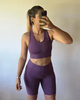 Top deportivo sin relleno, color lila jaspeado, con breteles anchos y escote redondo.