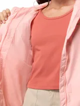 Campera impermeable Columbia modelo Arcadia II, color rosado, con tecnología Omni-Tech, costuras selladas, capucha ajustable, cierre frontal con solapa, bolsillos laterales con cierre y forro de malla transpirable.