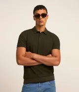 Polo de hombre marca Marfinno, confeccionada en tejido de media malla con textura rayada. Presenta cuello polo con botones y mangas cortas con terminaciones en rib con detalles contrastantes.