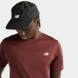 Remera deportiva New Balance de manga corta, color bordó, con cuello redondo y el logo de la marca estampado en el pecho.