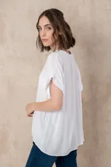 Blusa blanca de mangas cortas con escote en V.