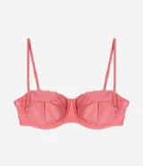 Top de bikini rosado con aro, modelo media taza, con tirantes finos ajustables y lazo en la espalda. Detalle de mini adornos de madera en el borde superior.
