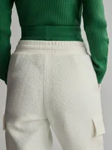 Pantalón jogger de mujer Varley, confeccionado en tela sherpa color crudo, con pretina elástica y bolsillos laterales.