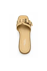 Sandalia plana color beige con tira ancha decorada con hebilla metálica y ojales. Presenta punta cuadrada y plantilla cómoda.