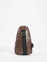 Riñonera cruzada de cuero sintético con acabado efecto desgastado. Cuenta con múltiples compartimentos con cierre metálico y bolsillo vertical en la parte posterior.