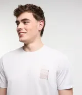 Remera deportiva blanca de poliéster con cuello redondo, mangas cortas y estampa geométrica en el pecho.