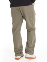 Pantalón cargo Caterpillar Heritage Straight color verde militar, de corte recto, con bolsillos laterales tipo cargo y bolsillos traseros con solapa.