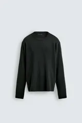 Jersey de punto fino confeccionado en hilatura de lana, con cuello redondo, manga larga y acabados en rib.