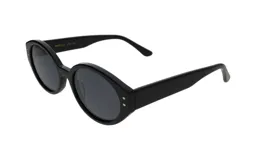 Lentes de sol negros con forma de ojo de gato y lentes oscuros.