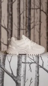 Zapatillas urbanas color beige, con cordones y suela track.