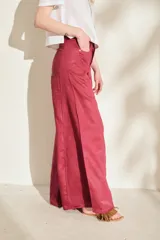 Pantalón de lino blanco de corte wide leg, con diseño amplio y costuras pespunteadas a contratono.