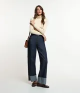 Suéter de punto color borgoña, con cuello alto estructurado y mangas largas.