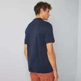 Remera polo azul marino de piqué de algodón, con cuello clásico y tapeta de tres botones.