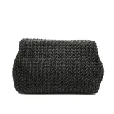 Bolso de mano blando, hecho en rafia sintética negra. Posee asa de cadena plateada, para usar al hombro.