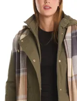 Gabardina impermeable marca Weatherproof color verde militar, con cierre frontal oculto y botones a presión. Cuenta con capucha desmontable, bolsillos frontales y forro interno. Incluye una bufanda a cuadros a juego.