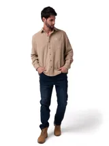 Camisa de manga larga Caterpillar confeccionada en tejido waffle de algodón color beige. Presenta cuello camisero, cierre frontal con botones perlados, puños abotonados y un bolsillo en el pecho con etiqueta de la marca.
