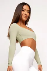 Top deportivo blanco de manga larga con escote cuadrado.