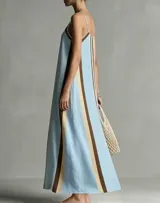 Vestido maxi largo a rayas verticales en tonos celeste, marrón y tostado, con tirantes finos regulables y corte holgado.