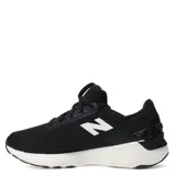 Championes urbanos New Balance con tecnología Fresh Foam, color negro con suela blanca. Presentan capellada de malla transpirable, cierre con cordones y logo N en el lateral.