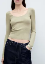 Jersey de punto fino con textura de canalé, diseño entallado, cuello escotado y manga larga.