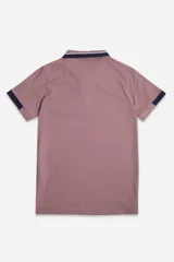 Remera tipo polo marca Mistral, color rosado con franjas horizontales en azul marino y blanco en el pecho. Presenta cuello y terminaciones de mangas en azul marino con detalles en blanco, cierre frontal de botones y logo estampado en el pecho.