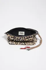 Bolso de hombro mini Bimba Y Lola con estampado animal print tipo leopardo, cierre superior con cremallera y bolsillo exterior con cierre. Presenta detalles de cordones con cuentas rojas y tiras colgantes en el lateral.