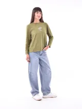 Remera de manga larga color beige, con cuello redondo y estampado frontal que dice "Magic is something you make" en color lila.