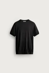 Remera de punto de manga corta con diseño de rayas horizontales finas en tonos marrón oscuro y negro, cuello redondo y terminaciones en rib negro.