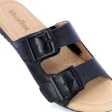 Sandalias bajas color marrón con doble tira ancha ajustable con hebillas.