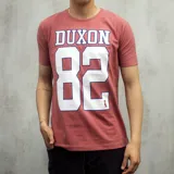 Remera roja de algodón con estampa frontal de la marca "Duxon" y el número 82 en color blanco con borde azul.