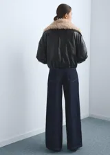Pantalón de jean estilo wideleg de tiro medio, con pinzas delanteras, cierre de botón y cremallera, y cuatro bolsillos.