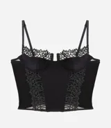 Corset de media copa en color blanco, confeccionado con paneles de poliamida y detalles decorativos de encaje floral en el borde superior y tul en los laterales. Cuenta con tirantes finos ajustables y varillas internas para estructura.