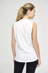 Musculosa blanca de algodón, corte holgado, con escote redondo y sisas amplias.