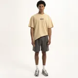 Short color beige con cintura elastizada y cordón ajustable.