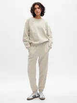 Pantalón de jogging color beige, de corte recto y cintura elástica.