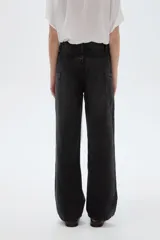 Pantalón jean de tiro alto, corte recto y color negro con efecto acid wash. Presenta bolsillos cargo laterales y bolsillos delanteros clásicos.
