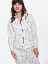 Camisa de pijama de manga larga con cuello solapa y cierre frontal de botones. Presenta un estampado sutil de pequeños corazones sobre una base de color gris melange, con detalles de ribete en contraste en el cuello y la botonera.