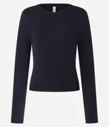 Blusa blanca de rib con cuello redondo y mangas largas.