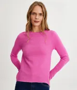 Sweater de punto acanalado color fucsia, con cuello redondo y mangas largas.