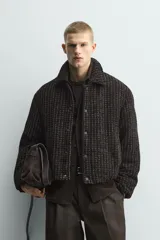 Cazadora de corte boxy fit confeccionada en tejido con textura waffle y acolchado interior. Presenta cuello solapa, cierre frontal con botones a presión, mangas largas con puños elásticos y bolsillos de vivo en la cadera.