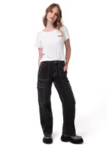 Pantalón cargo de denim color negro con costuras a contratono en blanco. Presenta un corte relajado, tiro alto, bolsillos laterales tipo cargo con solapa y bolsillos de parche delanteros y traseros.