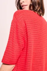 Sweater rojo de algodón con textura calada y mangas cortas.