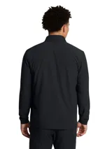 Campera deportiva Under Armour con tecnología Storm repelente al agua. Presenta un diseño con paneles frontales acolchados y mangas de tejido softshell elástico, cuello alto y cierre frontal completo. Incluye bolsillos laterales con cierre y logo de la marca en la manga.