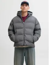 Campera puffer de color gris oscuro, con capucha integrada, cierre frontal completo y diseño acolchado horizontal. Cuenta con bolsillos laterales y acabado resistente al agua.