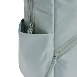 Mochila Adidas Prime color verde claro, con doble asa superior, bolsillo frontal con cierre, bolsillos laterales y el logo de la marca bordado en la parte inferior.