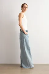 Jean estilo culotte color celeste, de tiro alto y corte ancho con costuras verticales decorativas en el frente.