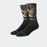 Medias negras con diseño dorado del logo de la banda Queen y detalle celeste en la puntera.